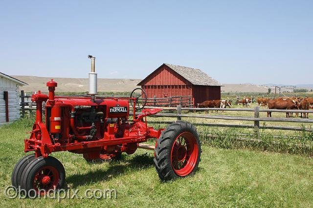 0832.jpg - Red tractor