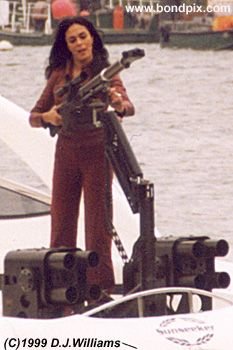 On location with the action unit for the James Bond 007 film 'The World is not Enough'. An exciting boat chase filmed on the River Thames in London