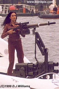 On location with the action unit for the James Bond 007 film 'The World is not Enough'. An exciting boat chase filmed on the River Thames in London