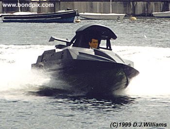 On location with the action unit for the James Bond 007 film 'The World is not Enough'. An exciting boat chase filmed on the River Thames in London